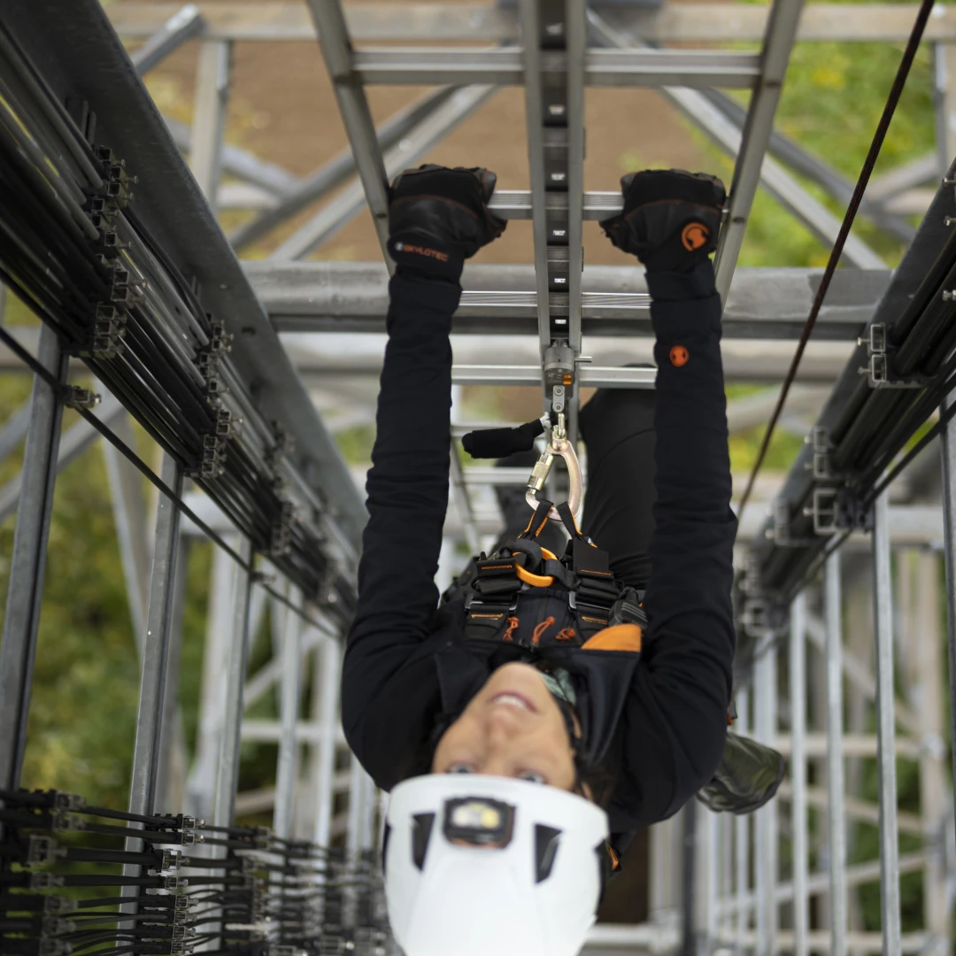 een man die op een ladder loopt