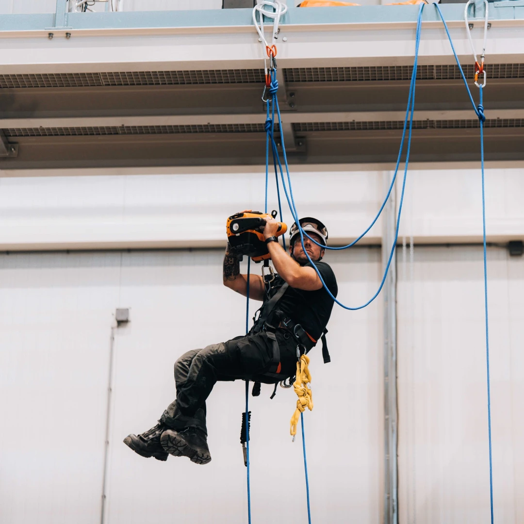 een man hangend in een harnas