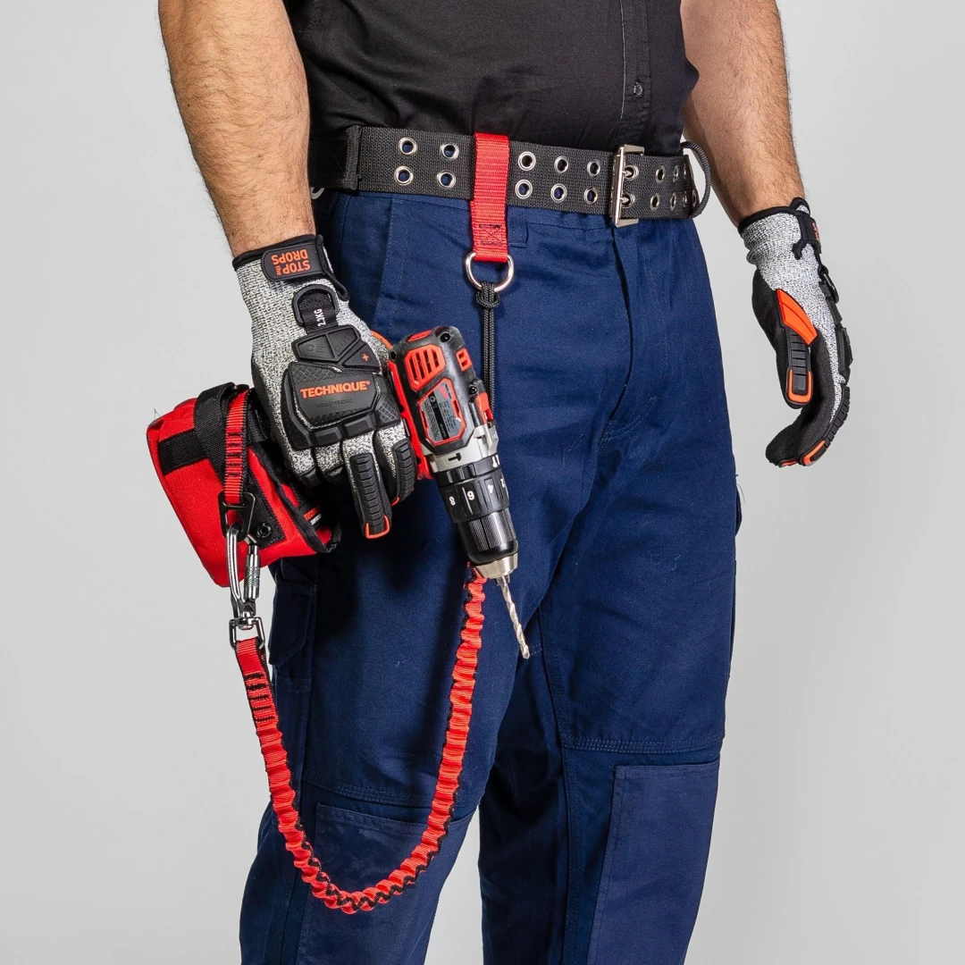 een man met een boormachine en accu