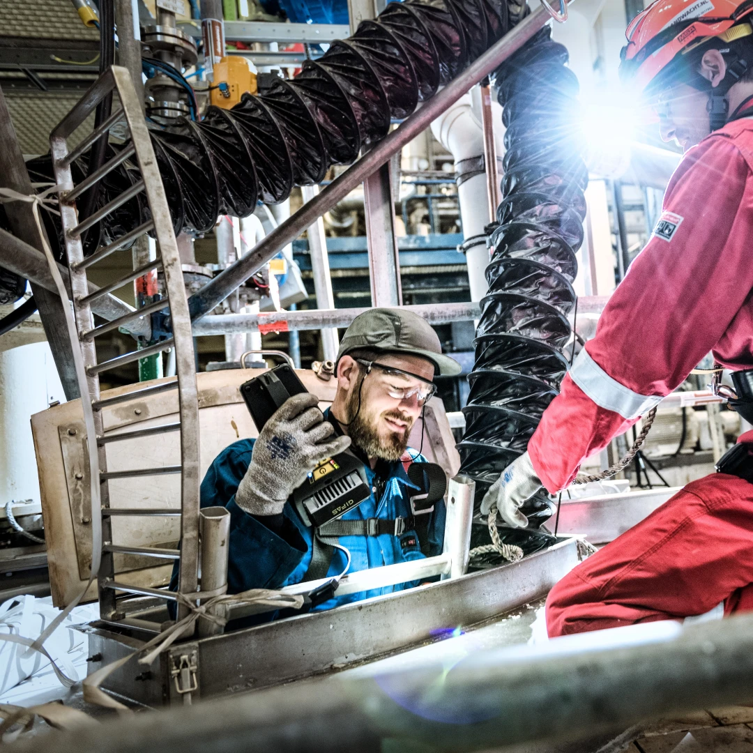 mannen met helm en harnas bij mangat
