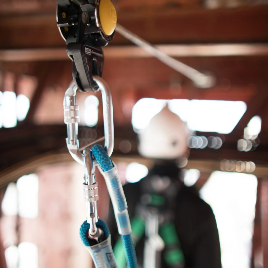 Traveller and twin lanyard using overhead cable system