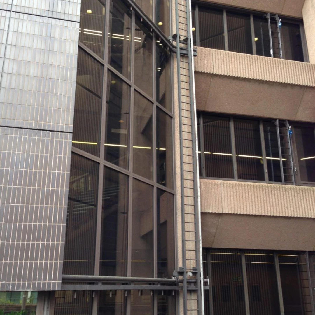 gebouw met ramen