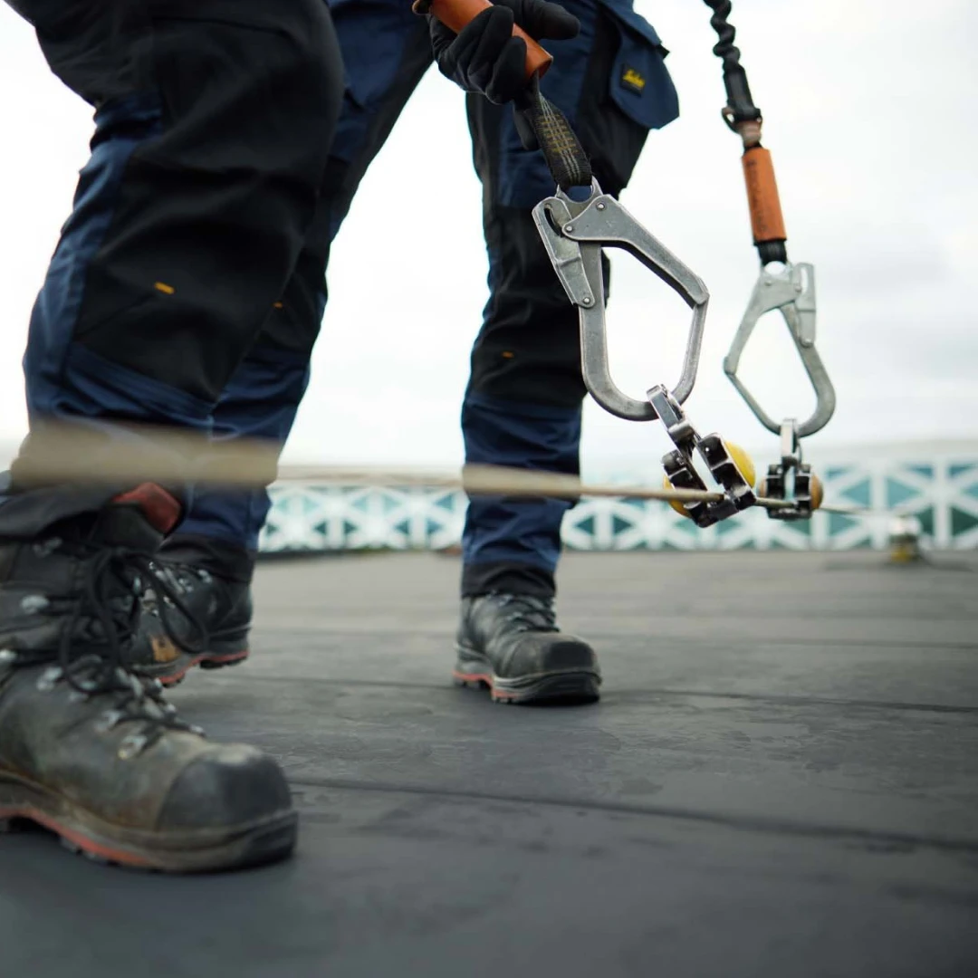 valbeveiliging met haak en kabel op plat dak