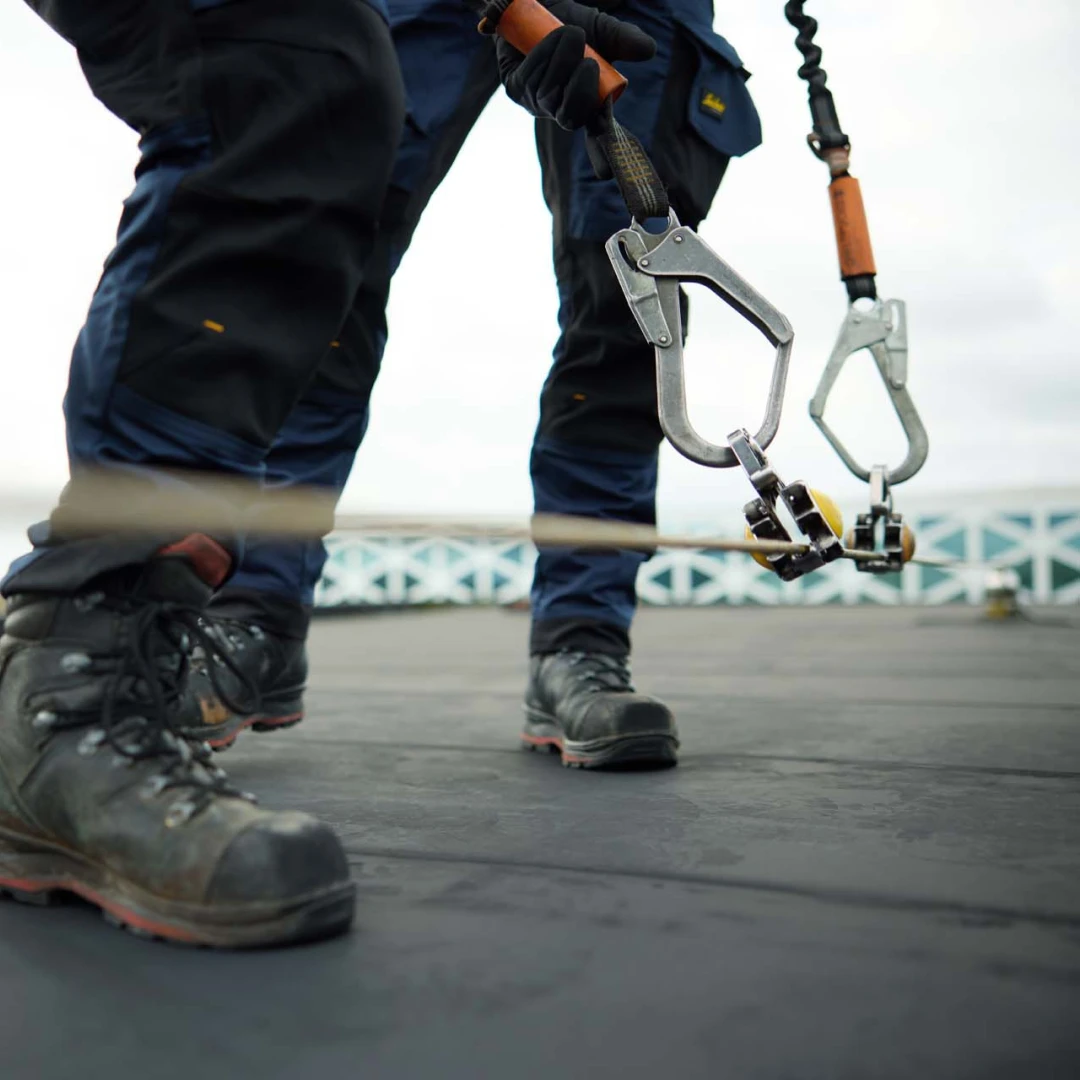 valbeveiliging op plat dak met man en haak