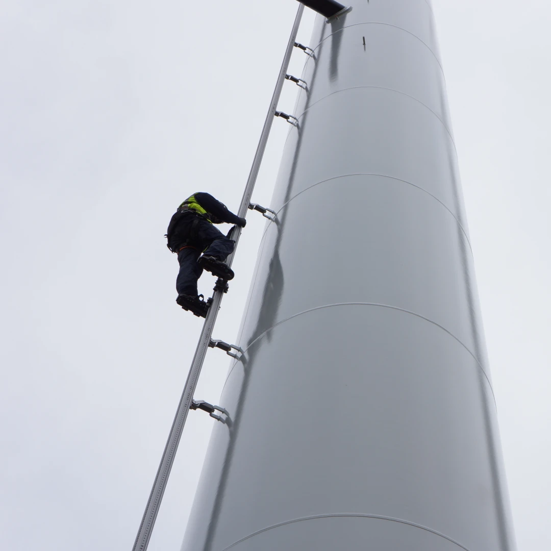 man die toren beklimt met harnas aan