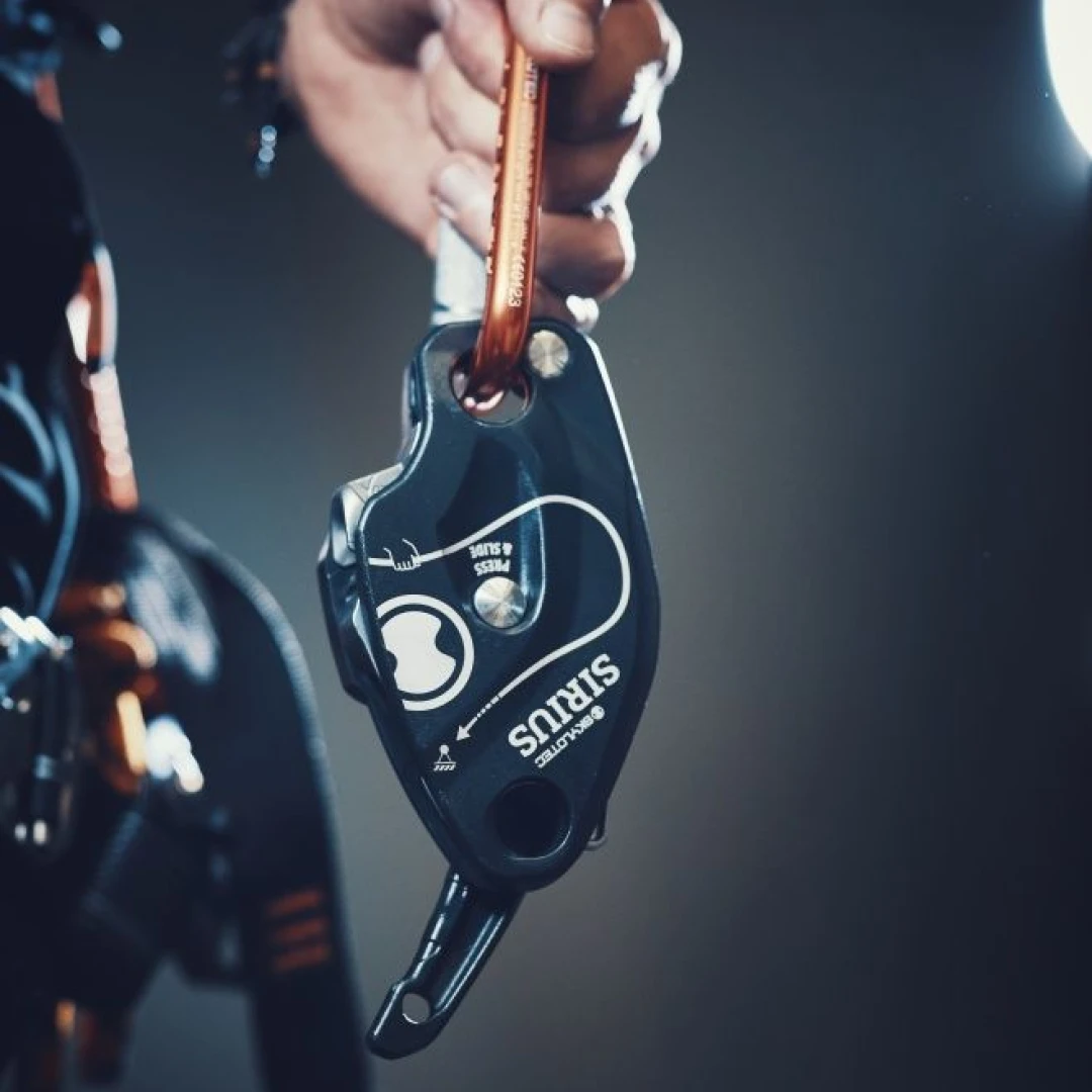 Een afdaalapparaat met een karabijnhaak