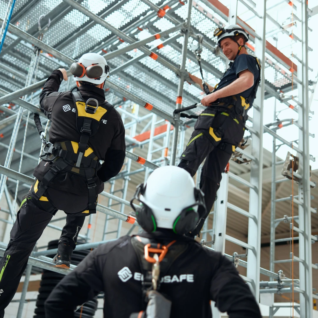 mannen die trainen op hoogte met harnassen en helm op