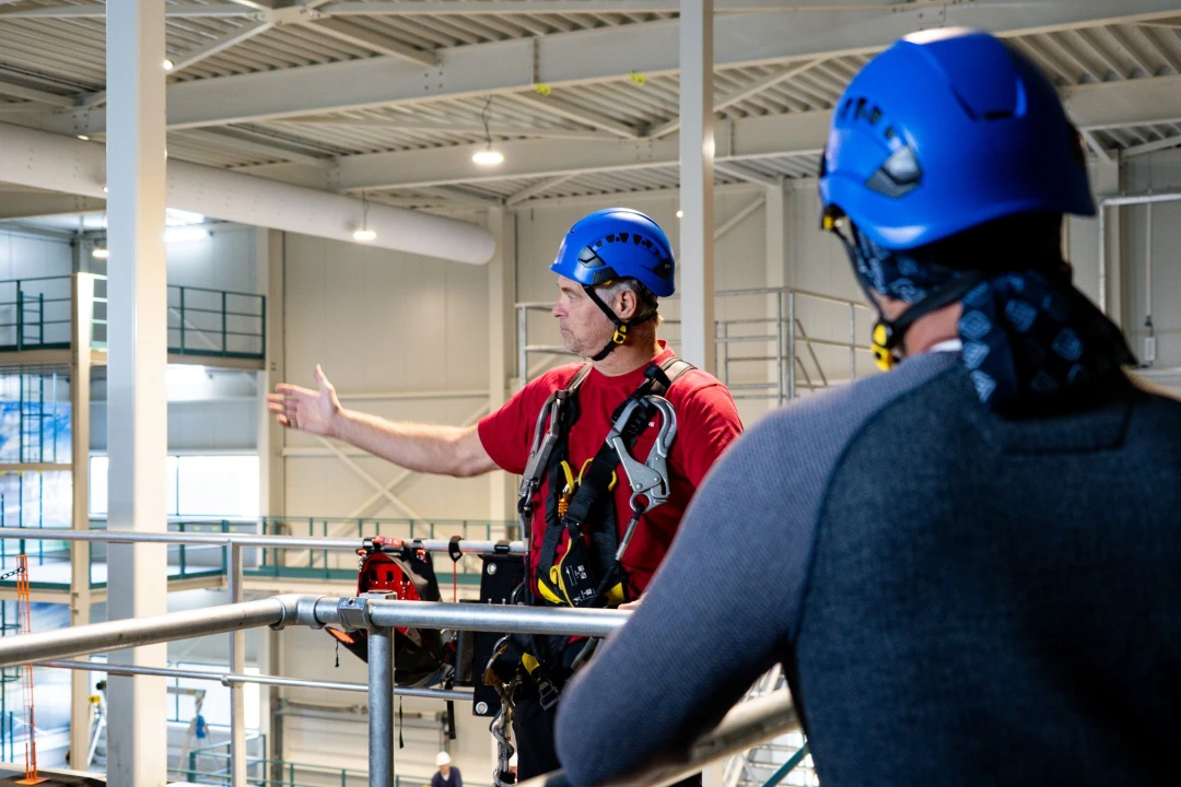 man die achter een solidrail hekwerk staat