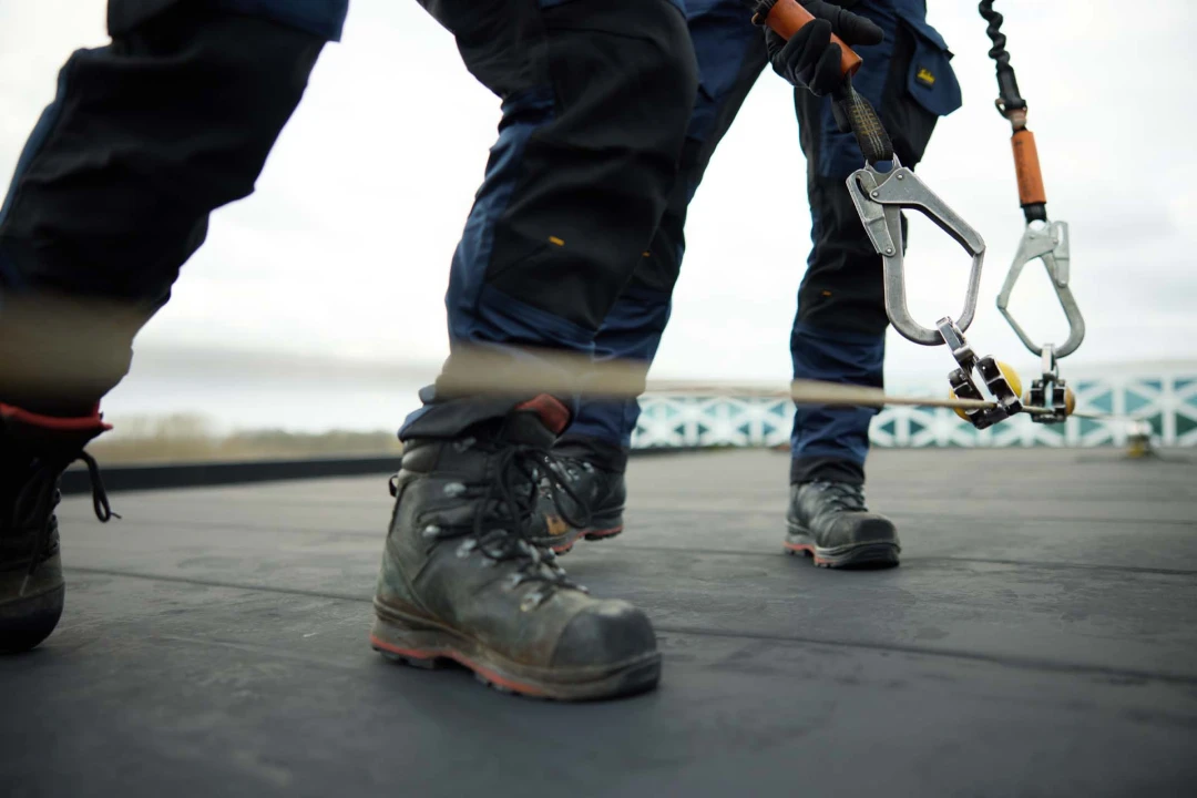 valbeveiliging op plat dak met man en haak