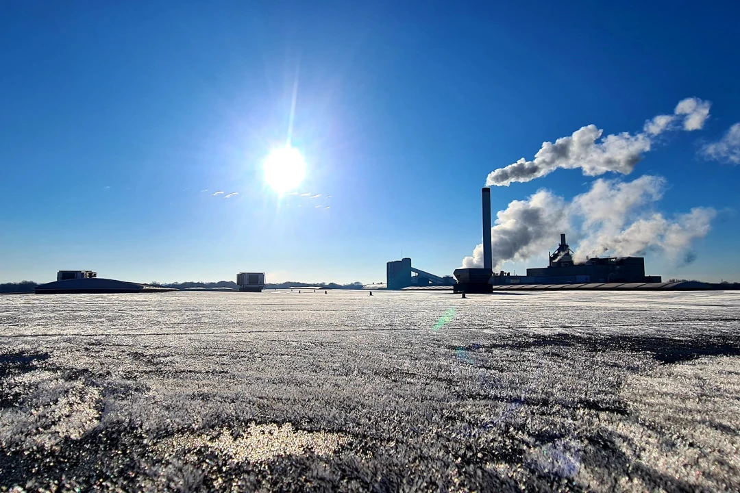 een dak met een ijzellaag op het oppervlak