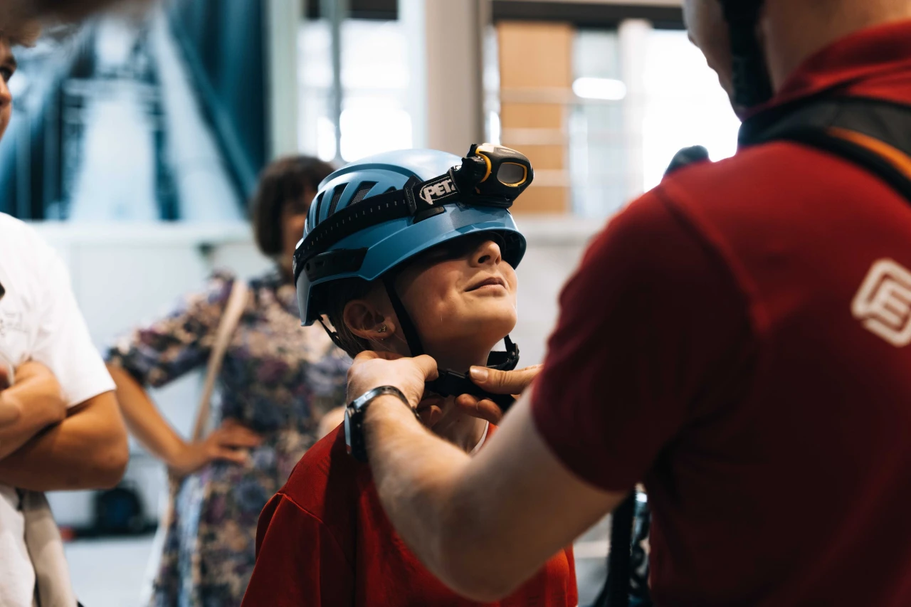 een jongen krijgt een helm op