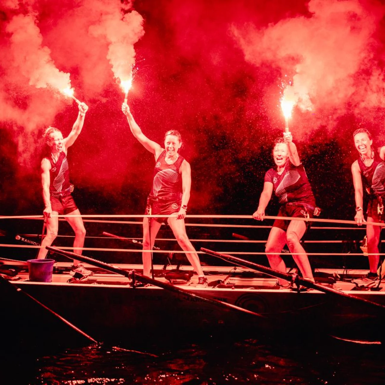 mensen op boot met stok met rode vlam