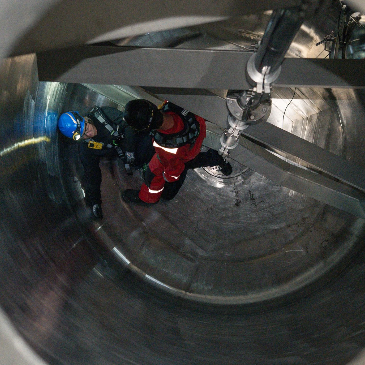 twee mensen die in een silo staan