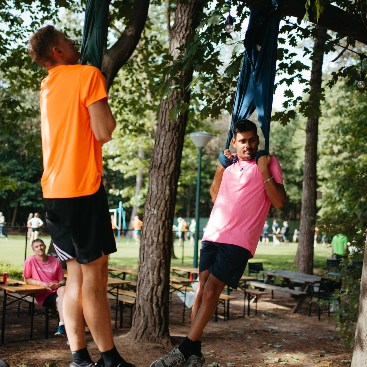 twee mannen die handen aan een boom
