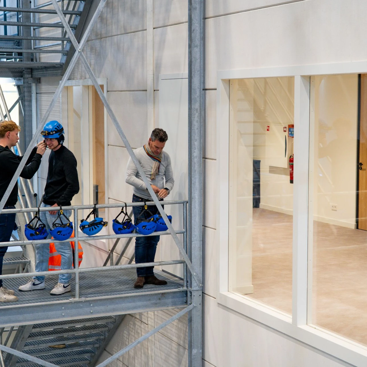 mannen die op een verhoging een helm op doen