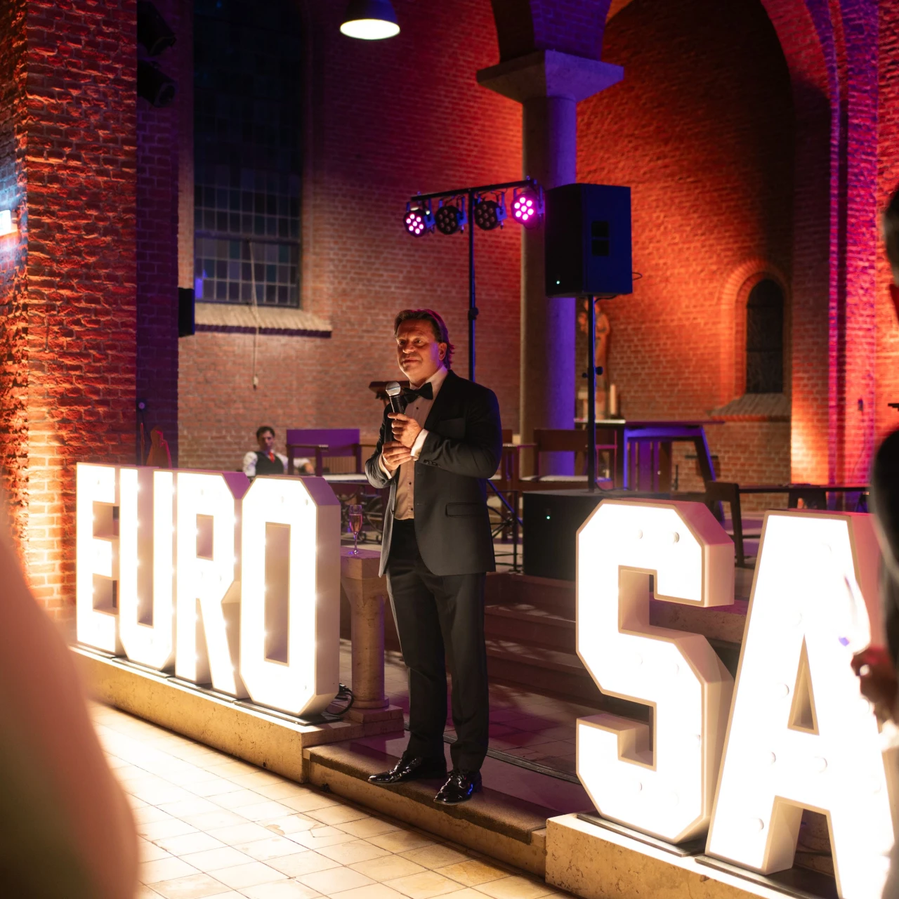 een man die een presentatie geeft voor neonletters