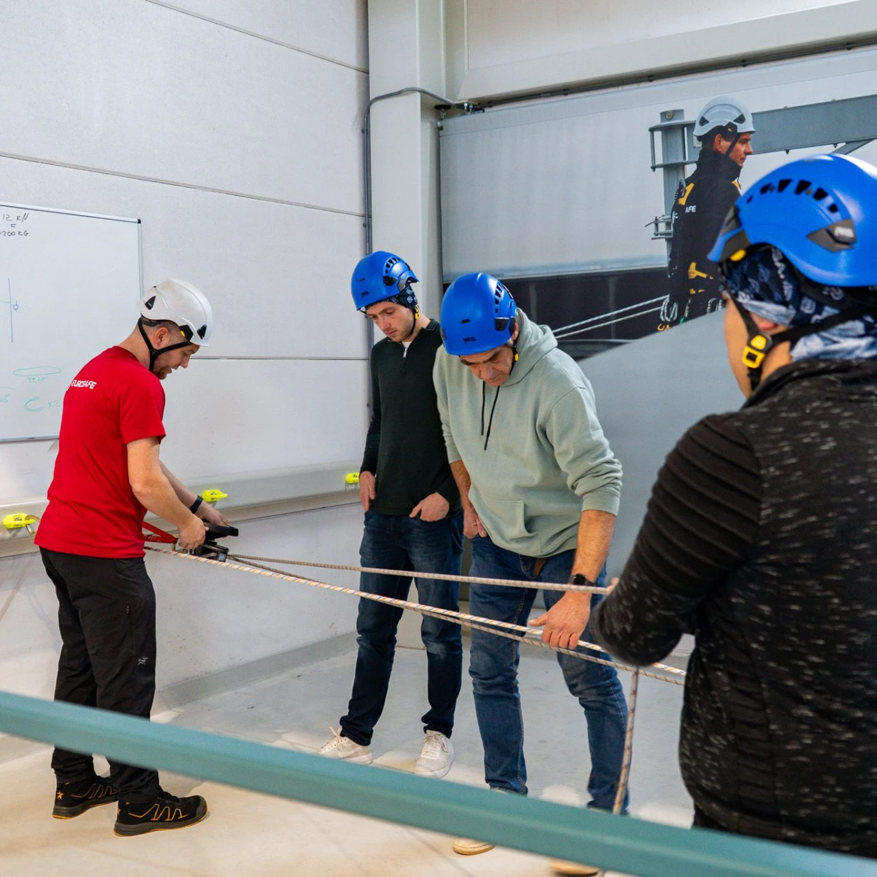 mannen die staan op een verhoging met een touw