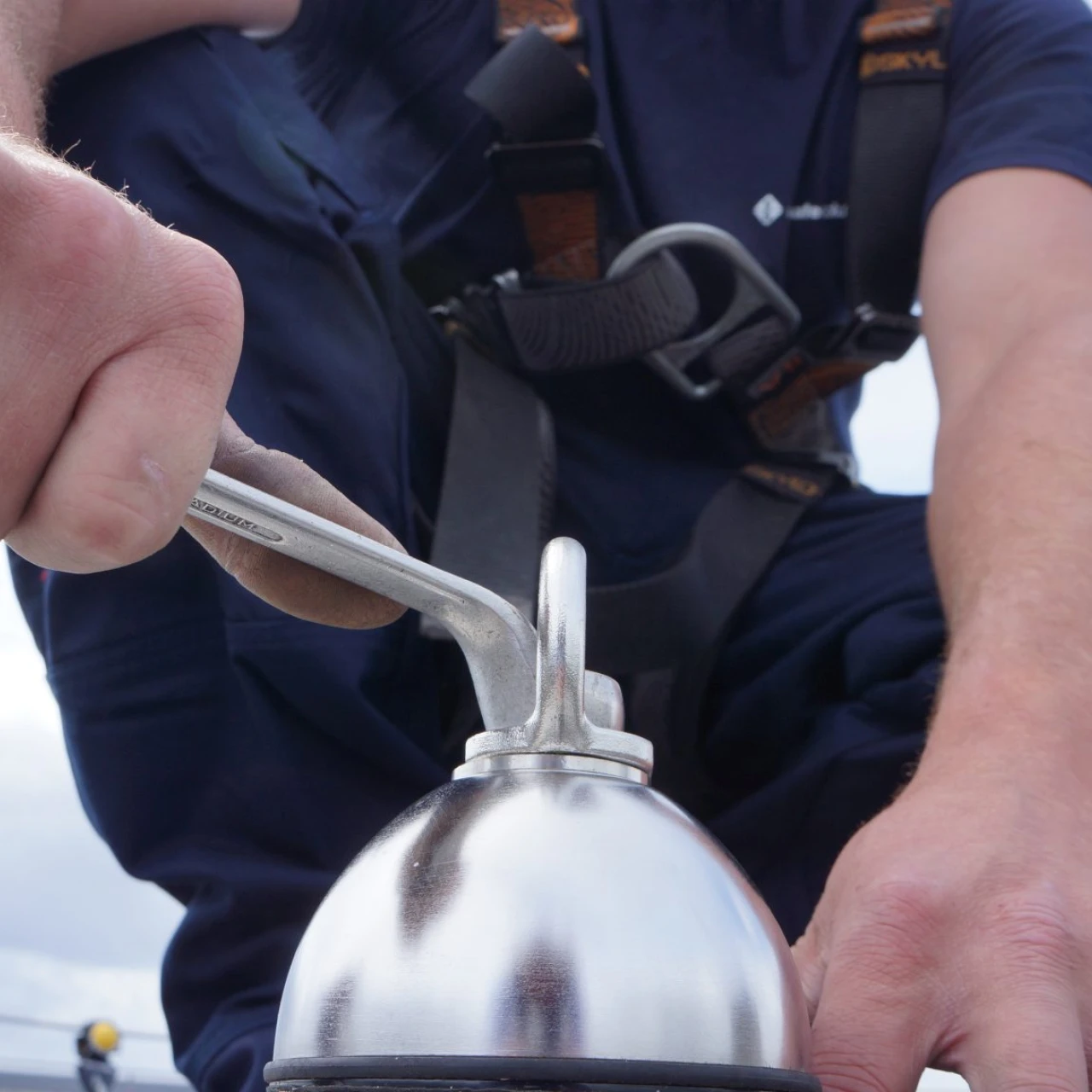 Aandraaien bout ankerpunt Eurosafe Solutions
