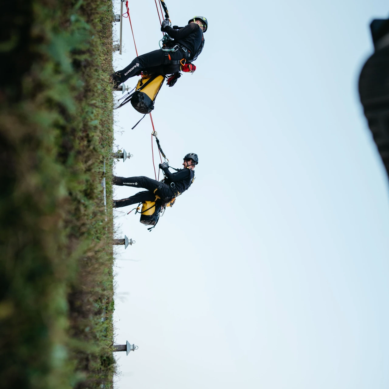mannen staan verticaal op een groendak