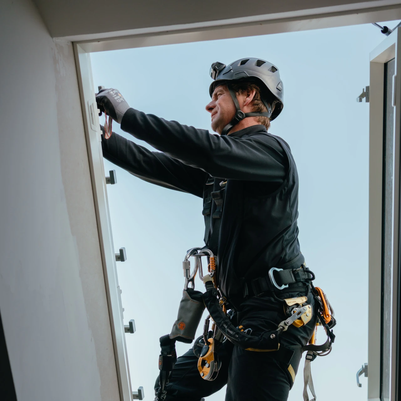 Man staat uit een dakraam