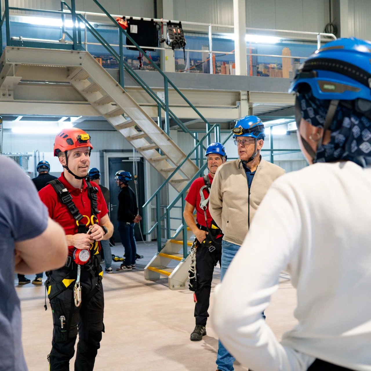 personen met een harnas aan en helm op