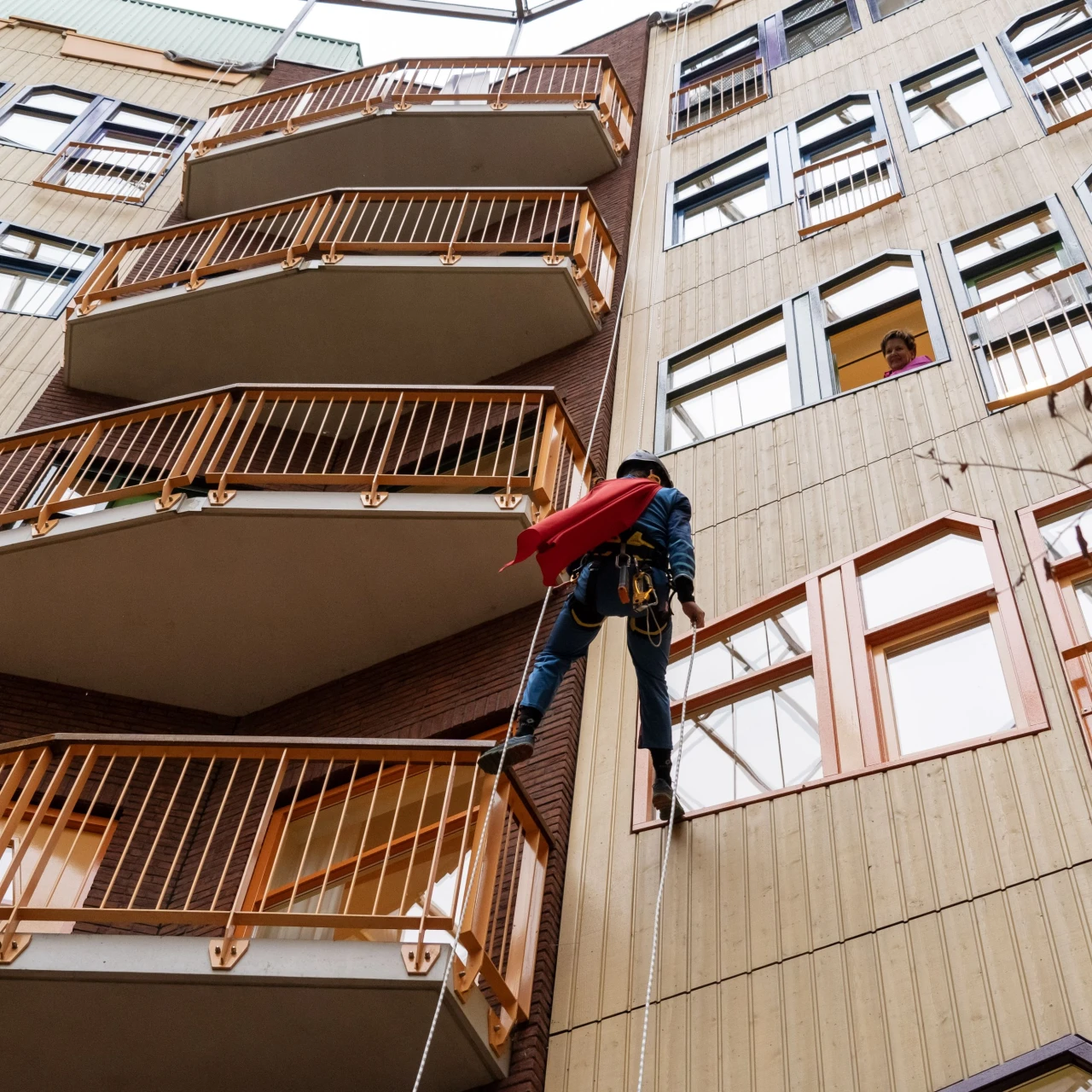 man hangend aan touw vanaf plafond in isala