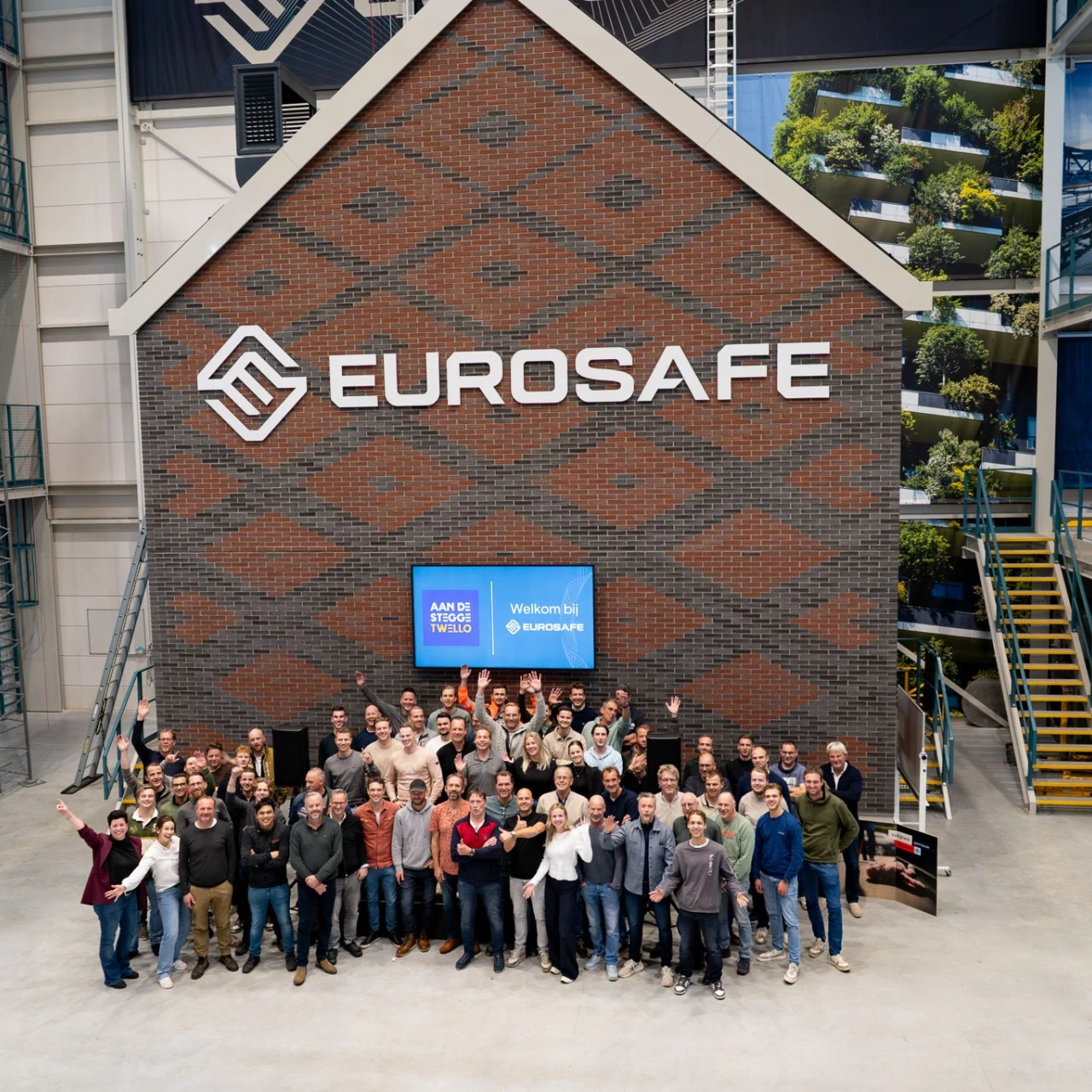 Groepsfoto van aan de stegge twello in een trainingshal