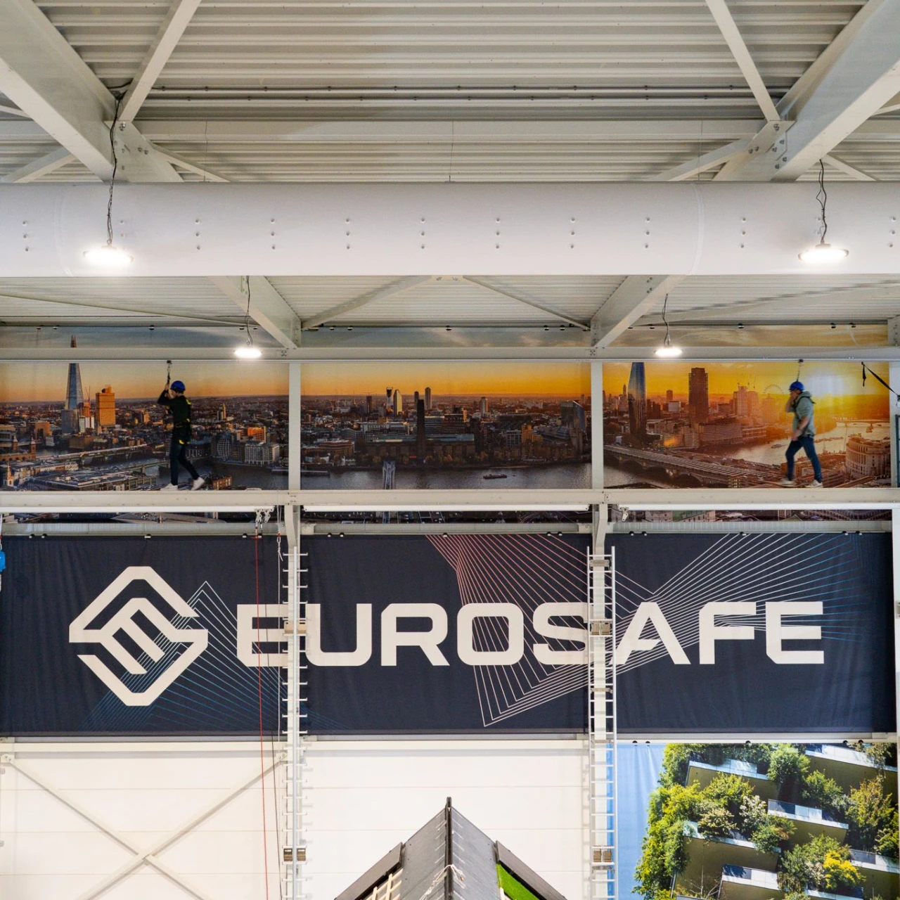 mannen die lopen over een balk op hoogte in een trainingshal in zwolle