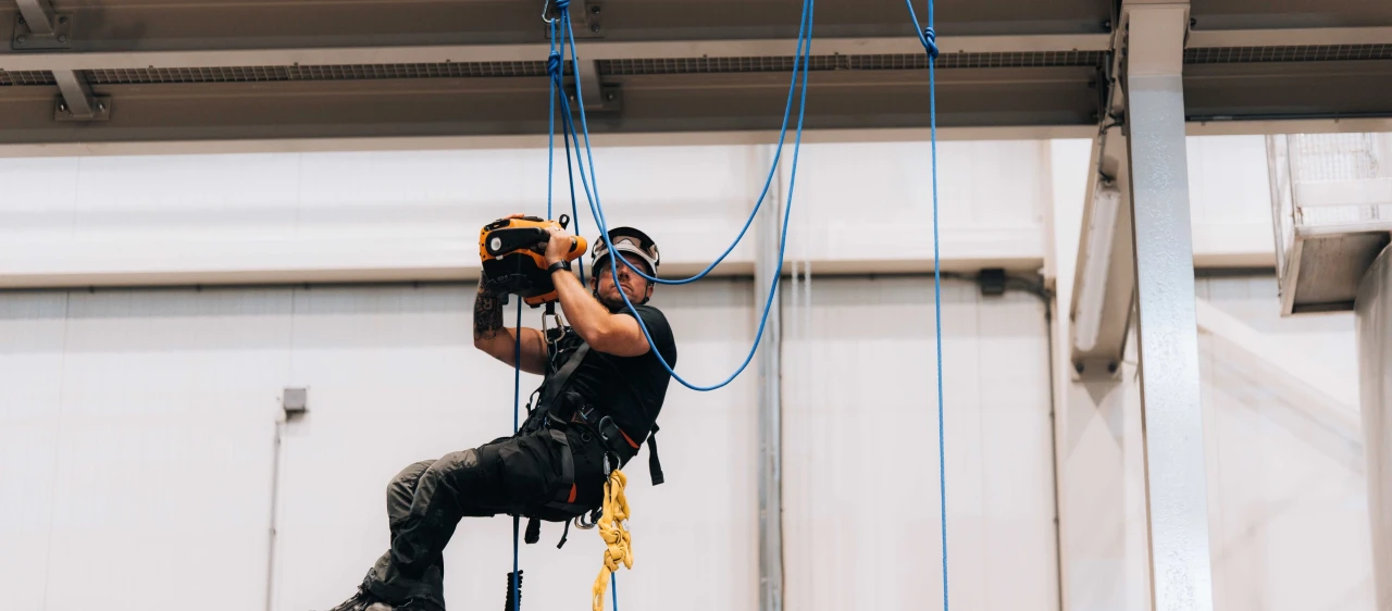 een man hangend in een harnas