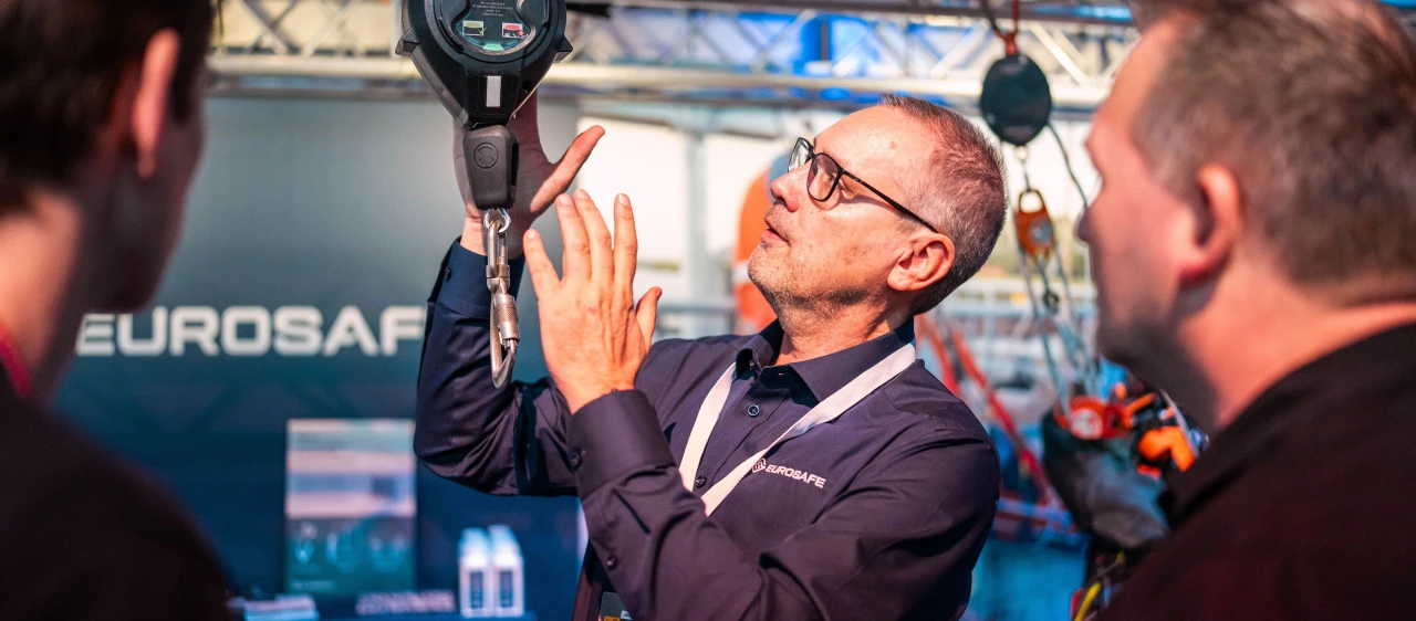 man met haak in hand aan het vertellen