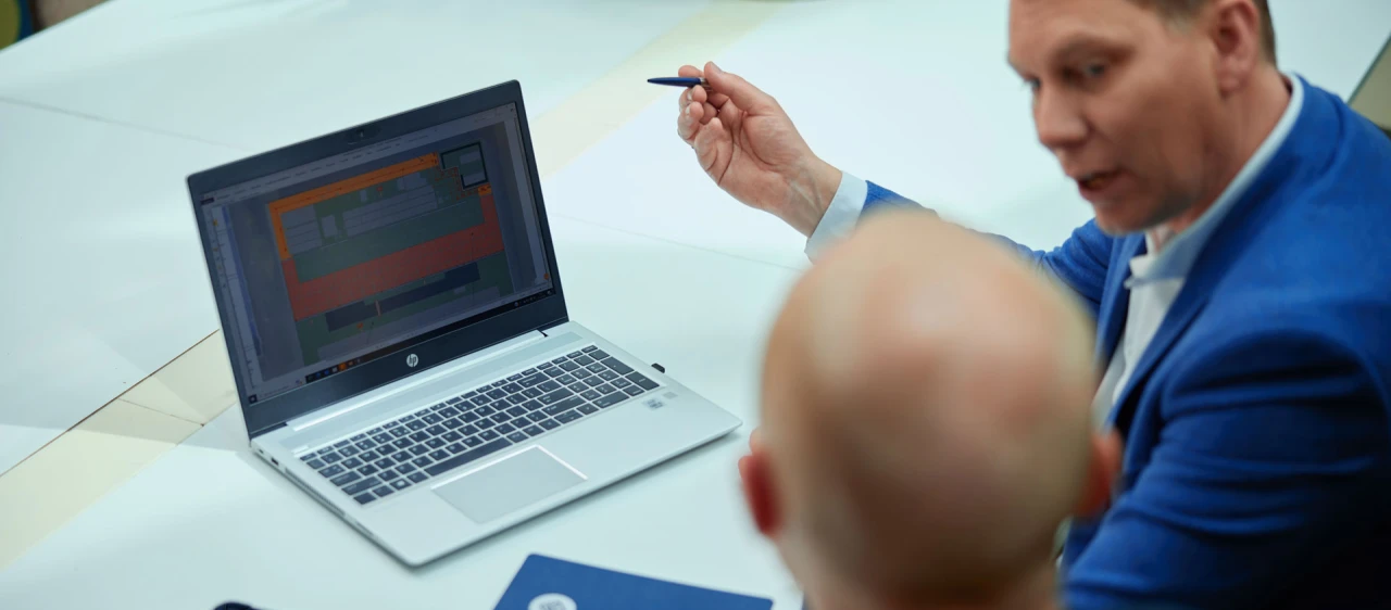 mannen in overleg met laptop