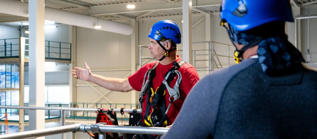 man die achter een solidrail hekwerk staat