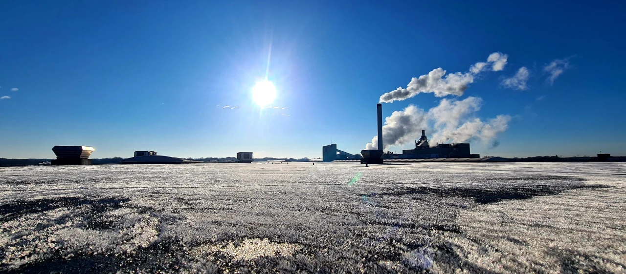 een dak met een ijzellaag op het oppervlak