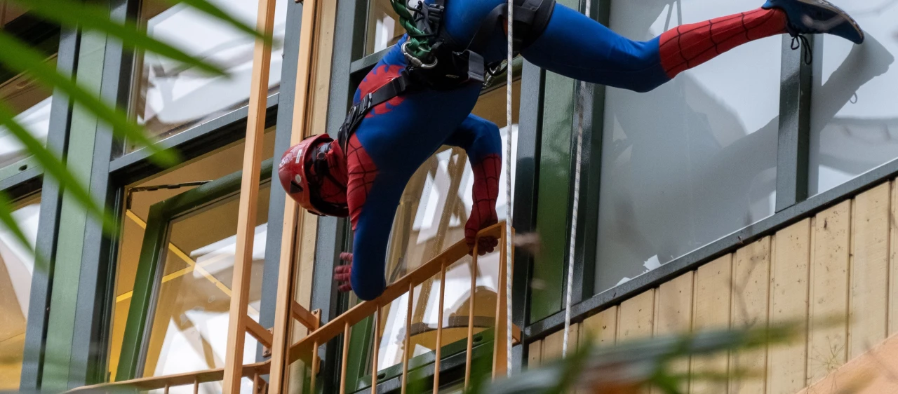 spiderman hangend aan gebouw