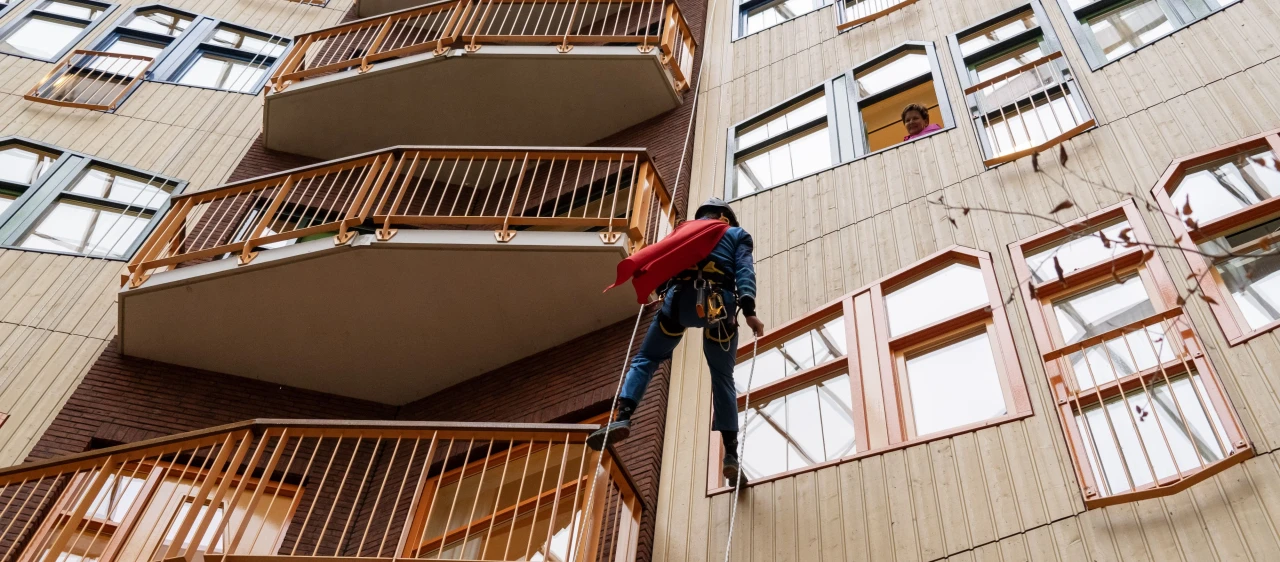 man hangend aan touw vanaf plafond in isala