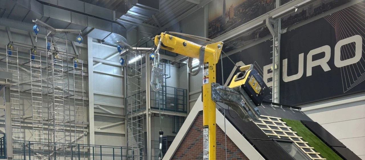 Davitsarm van Xtirpa, met een globestokc winch in een trainingshal in zwolle