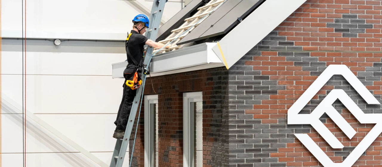 een man die op een ladder staat naast het dak van een woning met zonnepanelen