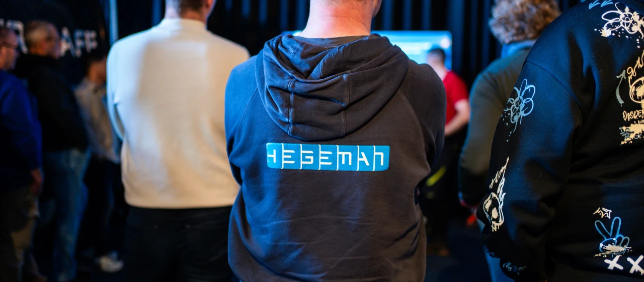 een man die staat te kijken naar een presentatie