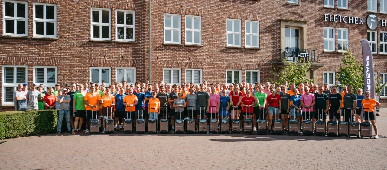 Een groep mensen die op de foto staat voor een fletcher hotel