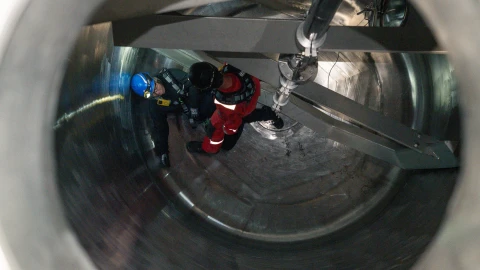 twee mensen die in een silo staan