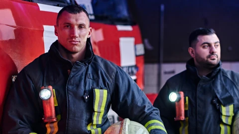 twee brandweermannen voor een brandweerauto