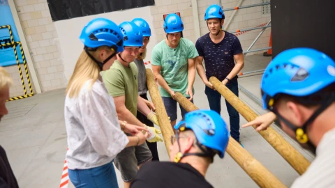 mensen met helm op die training krijgen