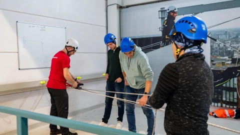 mannen die staan op een verhoging met een touw