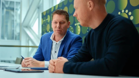 twee mannen in overleg