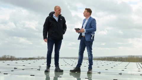 twee overleggende mannen op dak