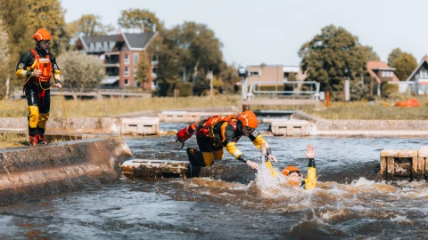man die in het water springt om een ander man te redden