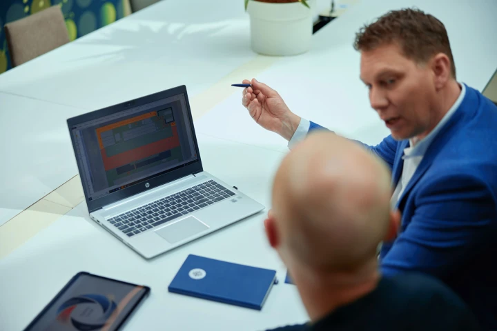 mannen in overleg met laptop