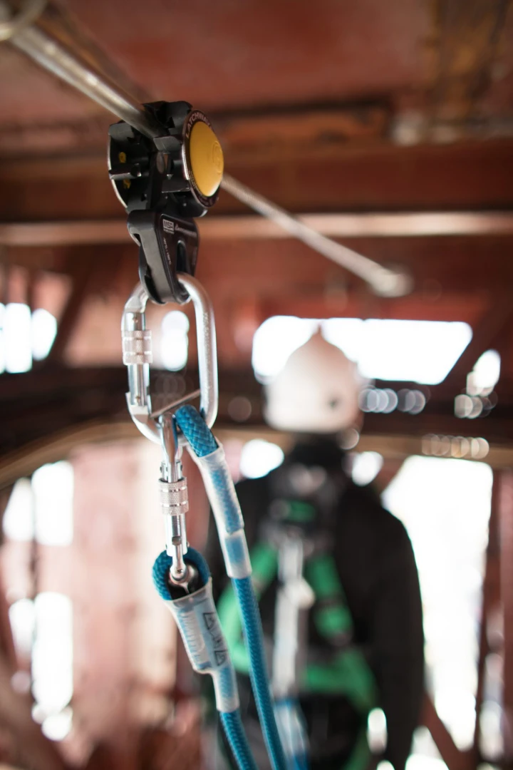 Traveller and twin lanyard using overhead cable system