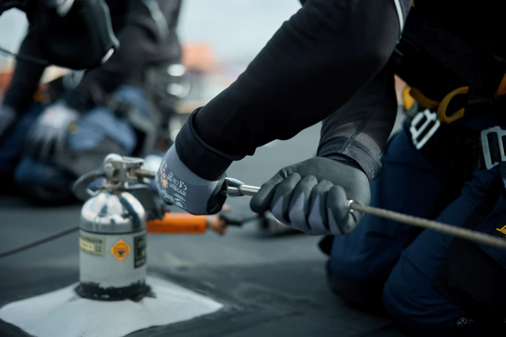 ankerpunt me haak en man met handschoen