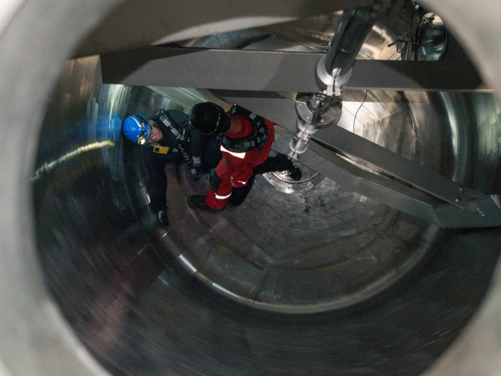 twee mensen die in een silo staan